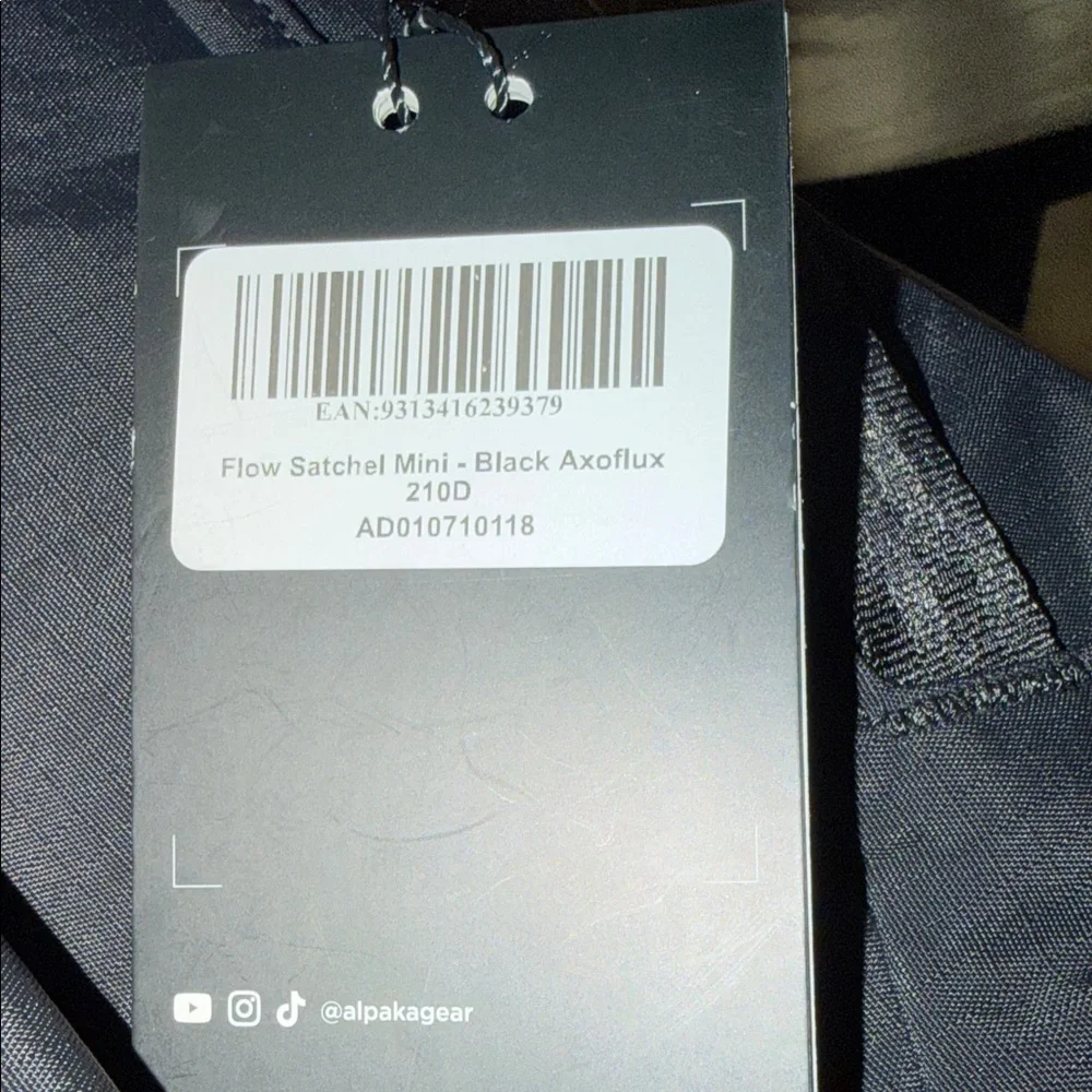 NWT Alpaka Flow Satchel 2L - A1
